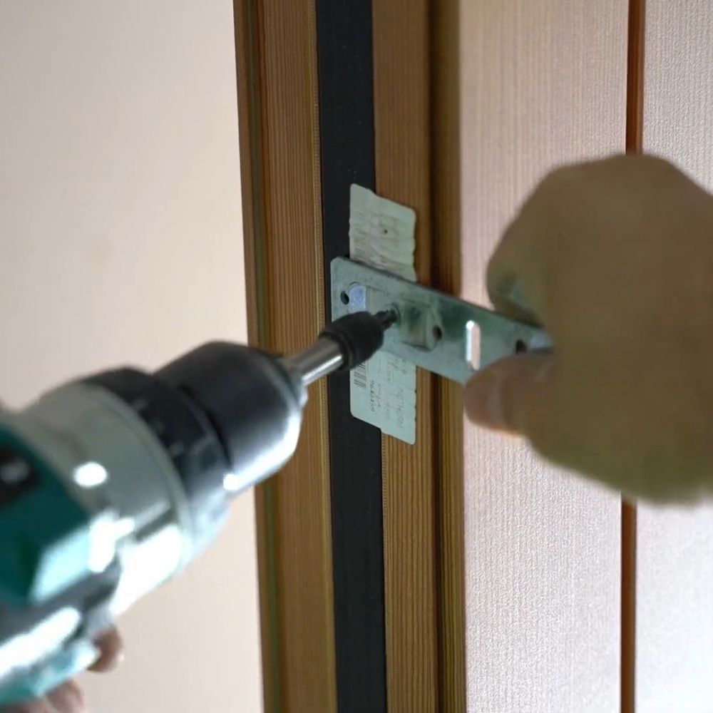 Haustür auf Laschen montieren